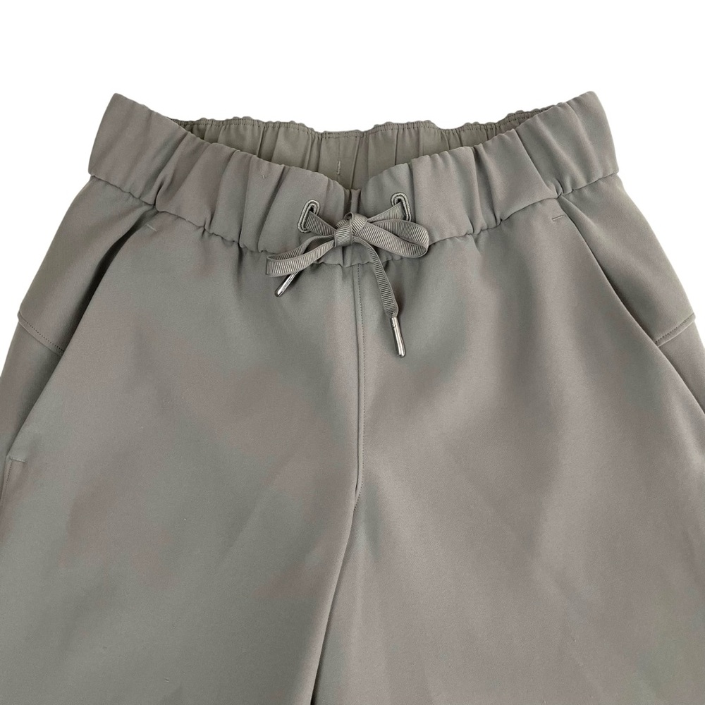 lululemon On The Fly Crop *Woven 23” Grey Sage Sz 2 - Picture 8 of 15
